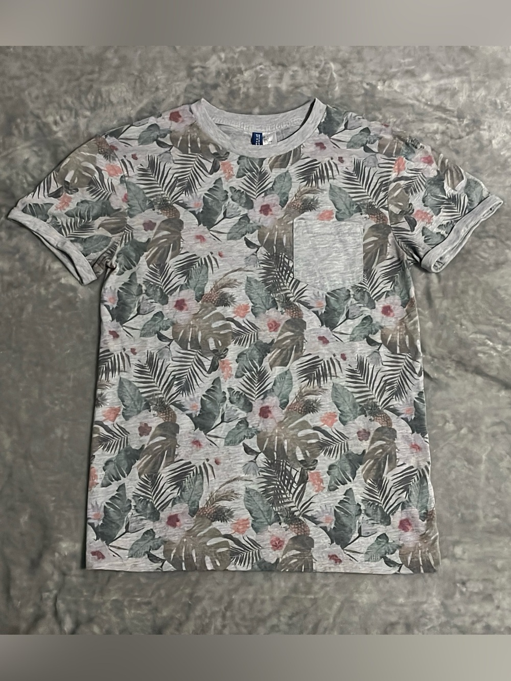 H&M Divided Tropical Leaf Pineapple Pocket T-Shirt Size Small